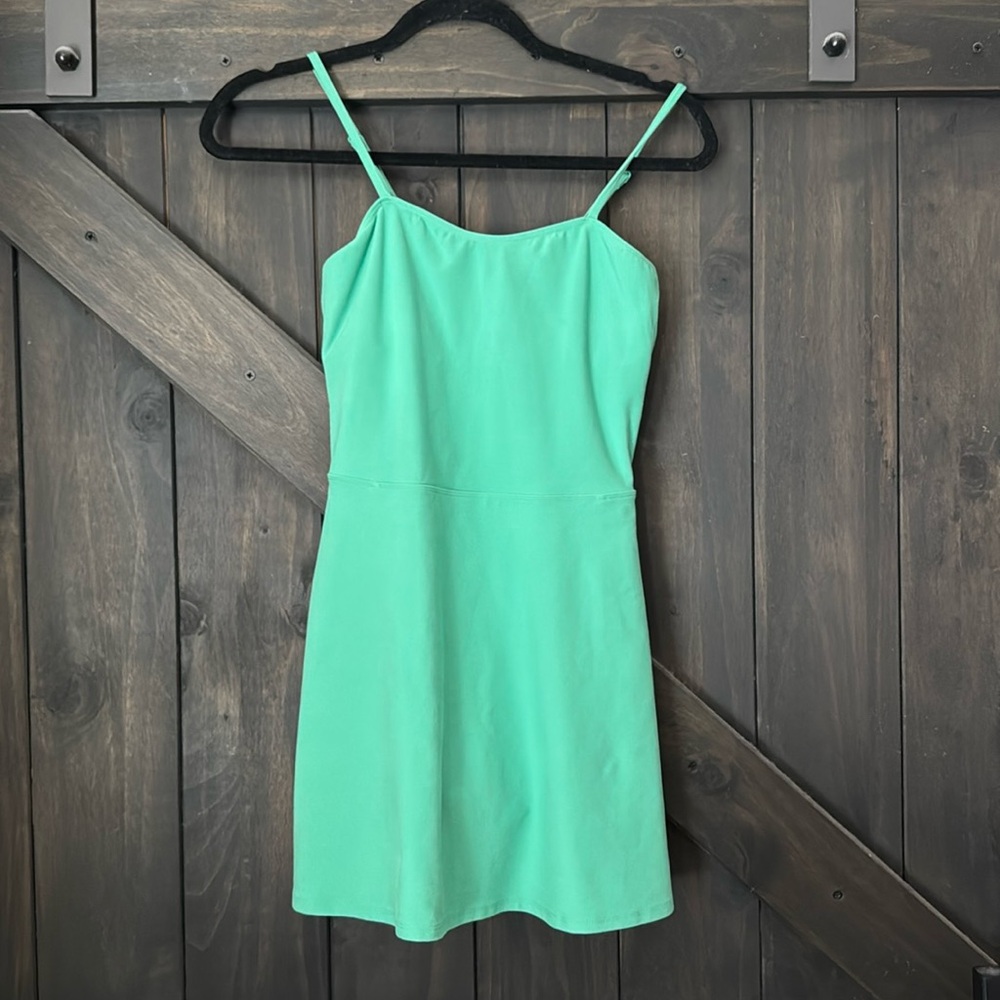 Alo courtside dress in lettuce